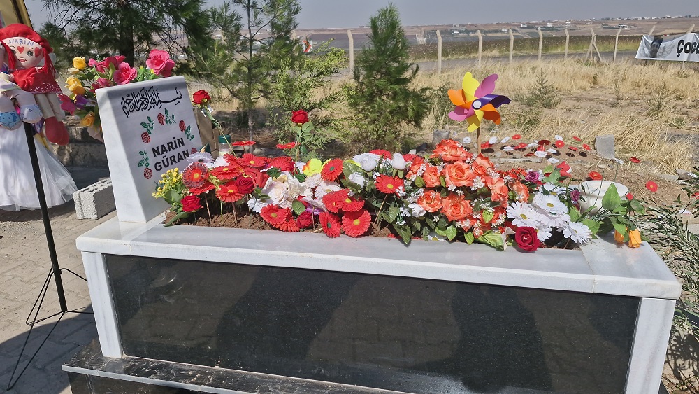 Kemik parçaları mezarına defnedildi
