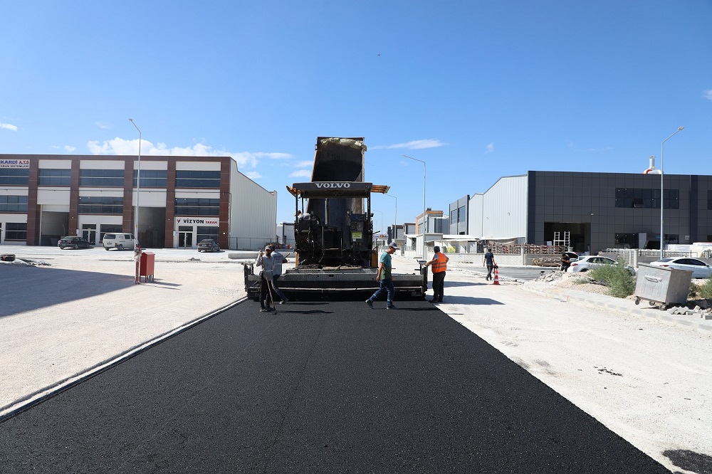 Sanayi bölgelerinde asfalt çalışması