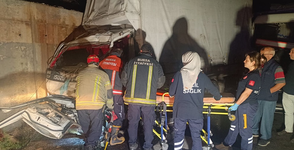 Kaza yapan kamyon kaldırılırken zincirleme kaza!