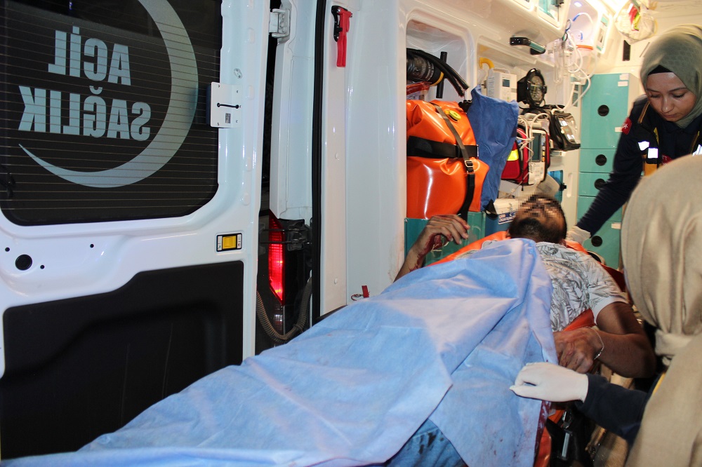 Parkta tartıştığı genci bıçakladı