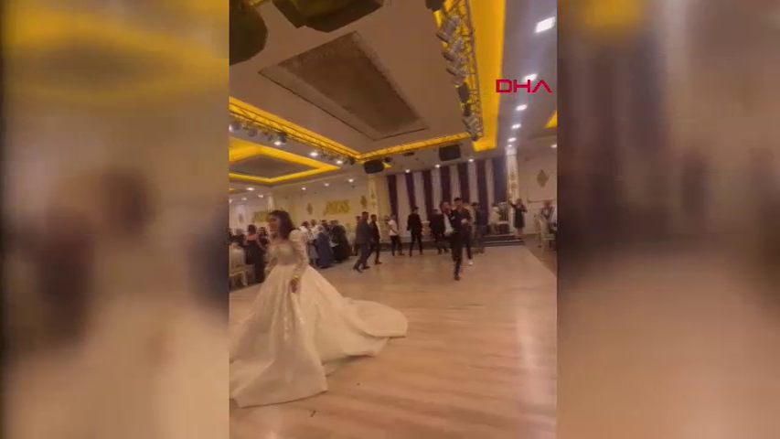Gelinin attığı çiçeğe tekme attı