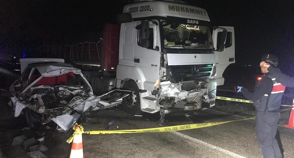 Otomobille tır çarpıştı: 1 ölü
