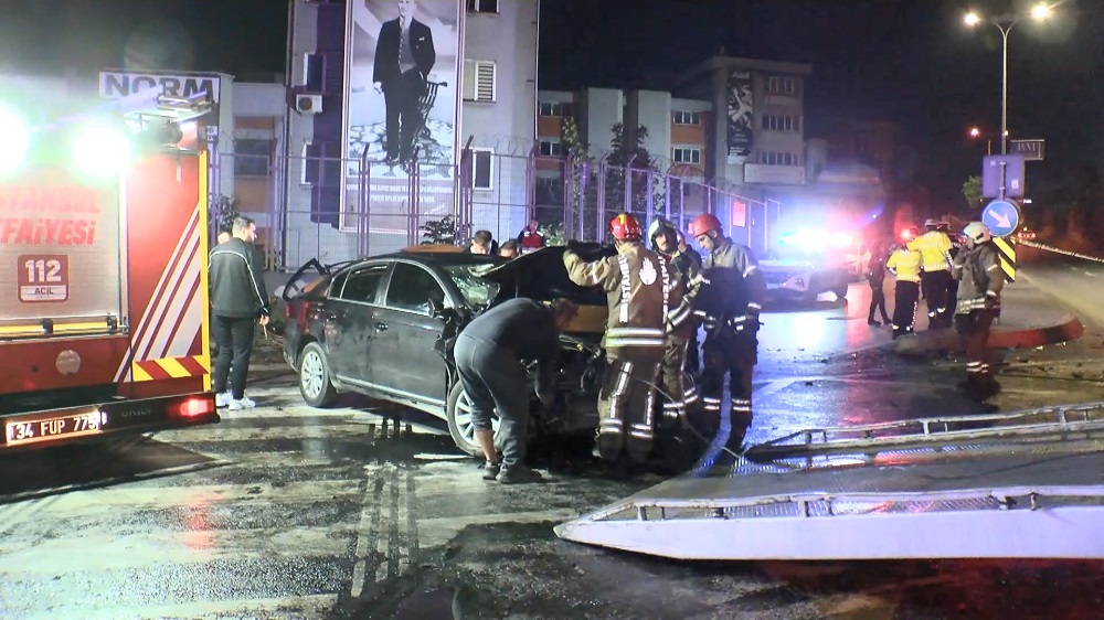 Kırmızı ışıkta geçen taksi otomobil ile çarpıştı