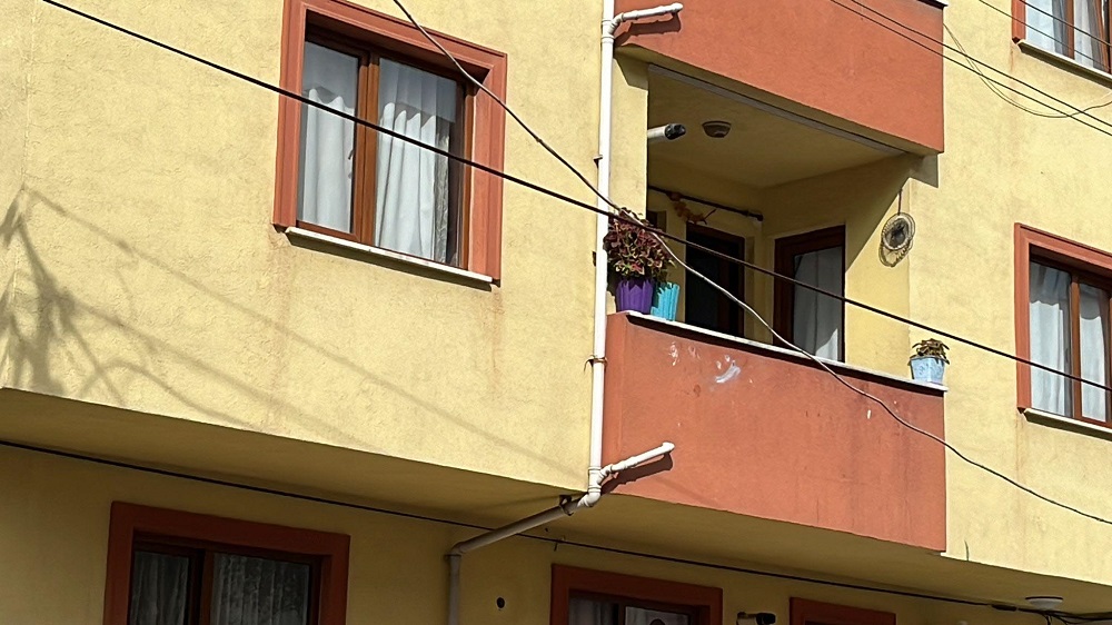 Ambulansın peşinden giderken yakalandı