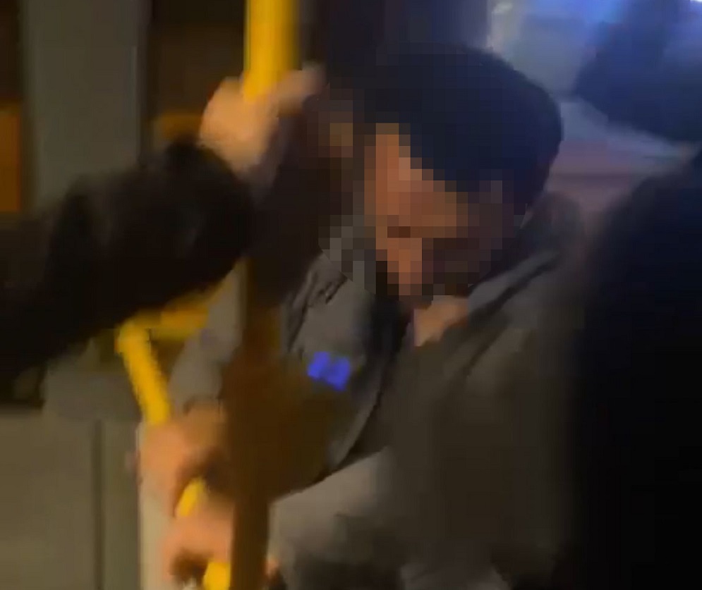 Taciz eden şüpheliyi otobüstekiler darbetti !