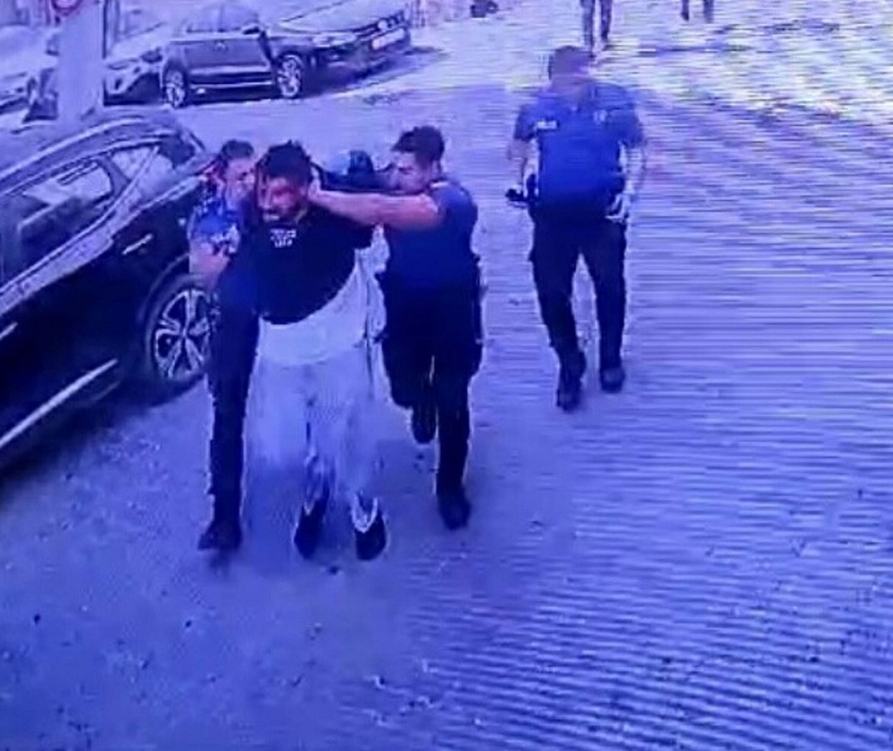 Polisleri satırla tehdit etti!