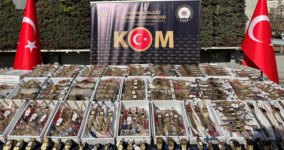 100 milyonluk kaçak saat operasyonu