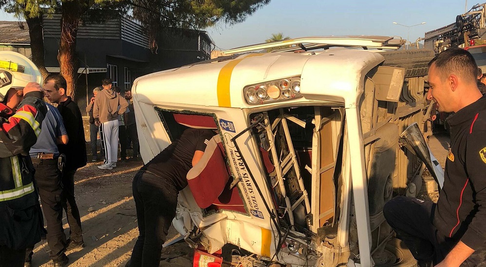 İşçi minibüsüyle tanker çarpıştı: 12 yaralı