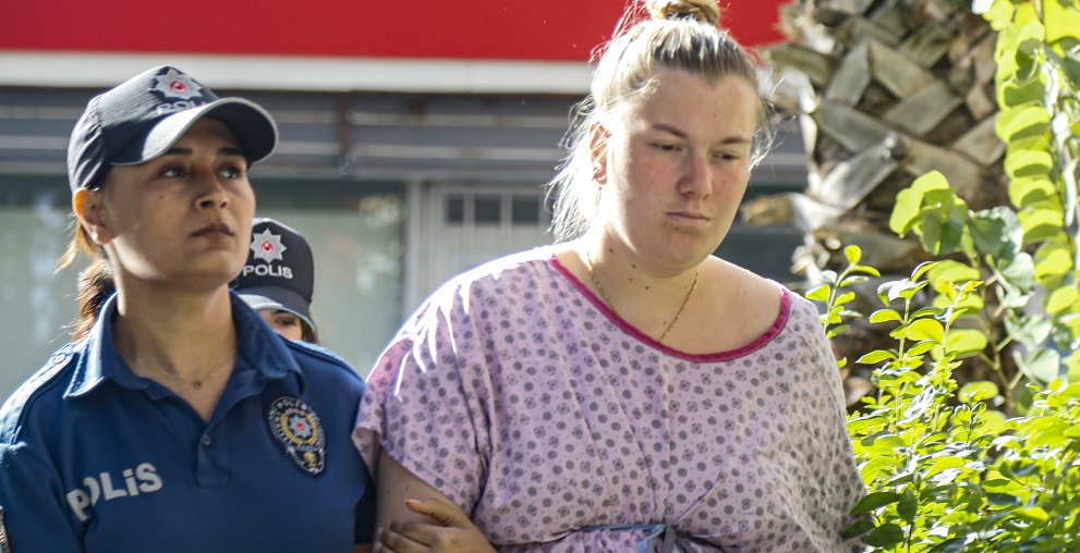 Yeni doğan bebeği klozete bırakmış