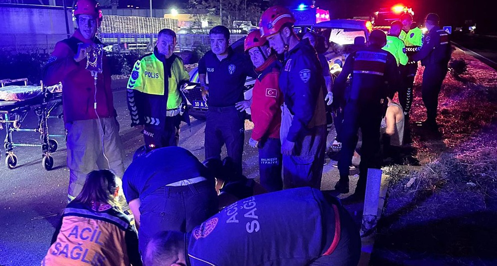 Minibüs yol kenarındaki polis aracına çarptı