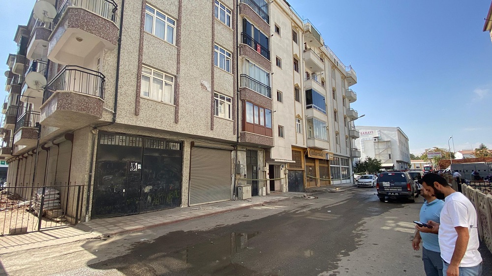 Binadan düşen sıva parçalarıyla yaralandılar