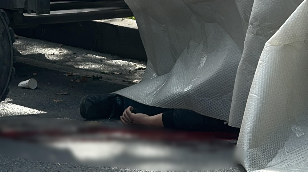 Tamir ettiği TIR rampasının altında kaldı