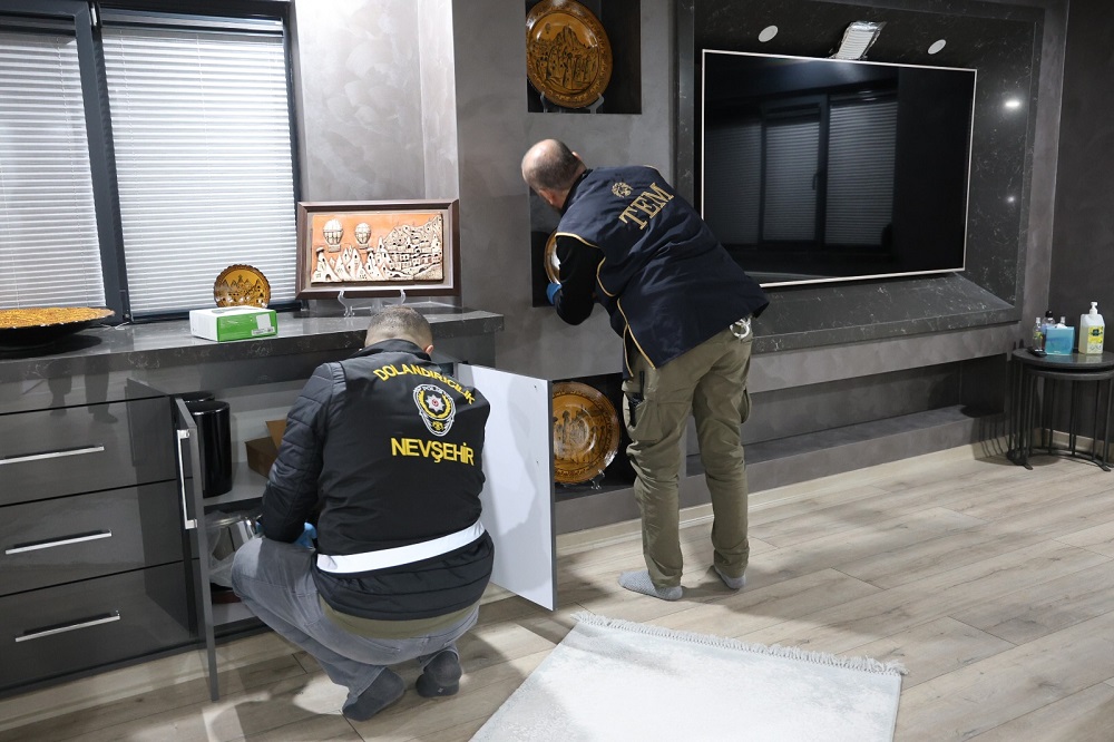 Kadınları evlenme vaadiyle dolandırdılar