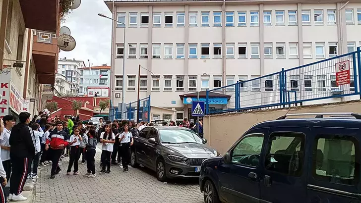Derste yere cıva döküldü okul tatil edildi
