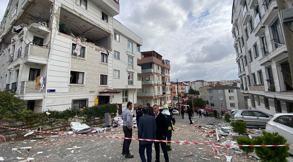 Apartmanda doğalgaz patladı: 6 yaralı