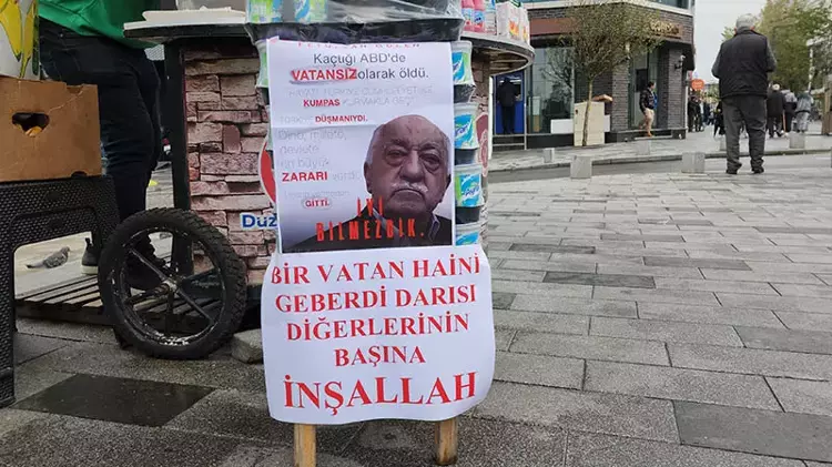 Seyyar tezgahına ‘Vatan haini geberdi’ yazıp tatlı dağıttı