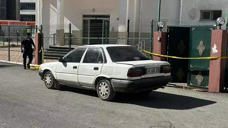Eşini evde, kendini otomobilde öldürdü