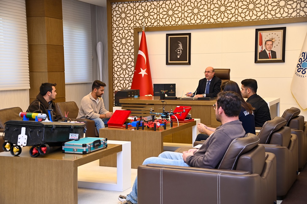 Genç teknoloji tutkunlarından Başkan'a ziyaret