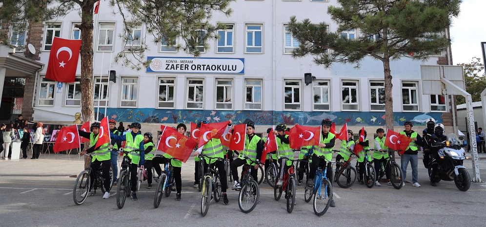 Bisikletler bayraklarla donatıldı