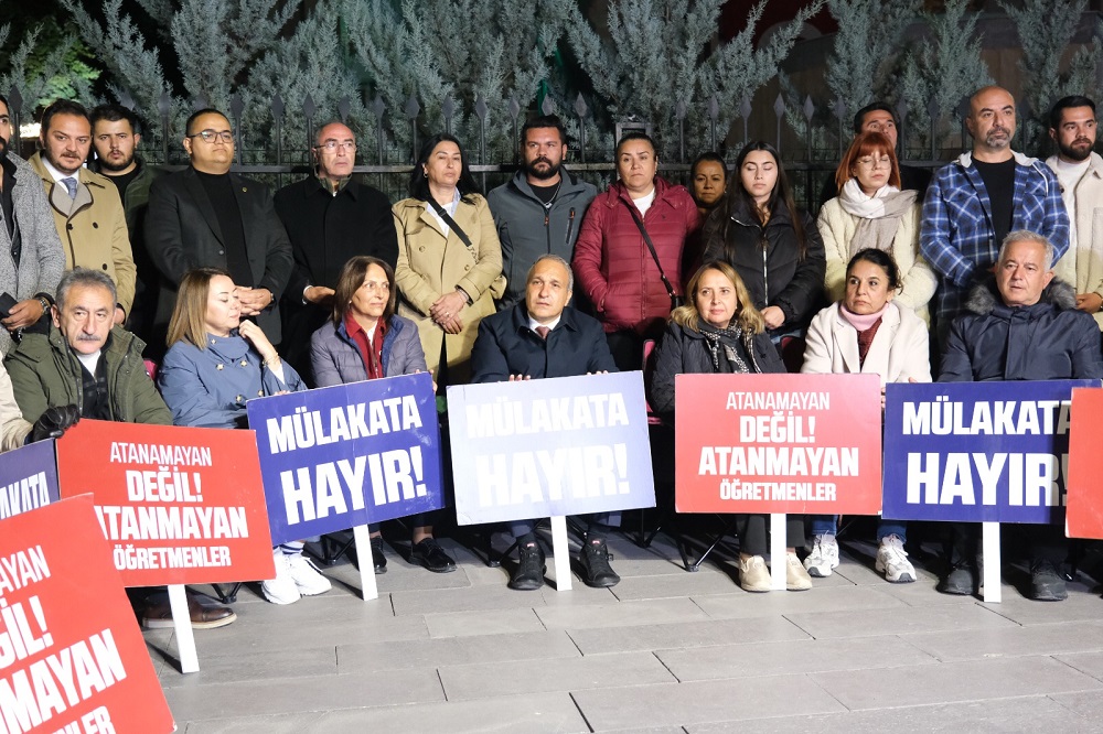Bakanlığın önünde oturma eylemi yaptılar