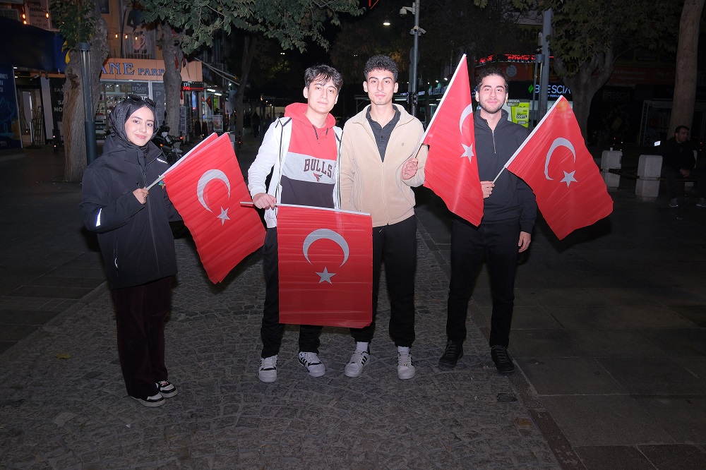 Vatandaşlara Türk Bayrağı dağıtıldı