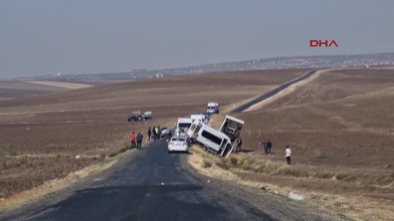 Öğretmen servisi kamyonetin altında kaldı