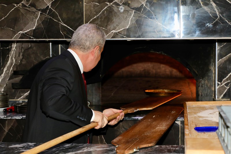 Vali pide fırının başına geçti