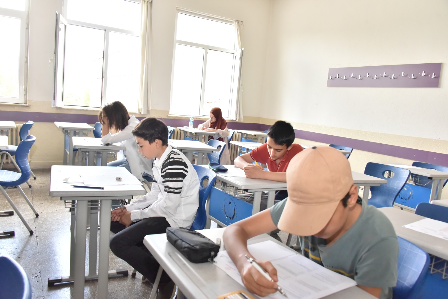 Lise 1. sınıf öğrencileri sınavda ter döktü
