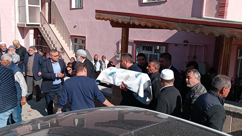 Beşikle yatak arasına sıkışarak can verdi