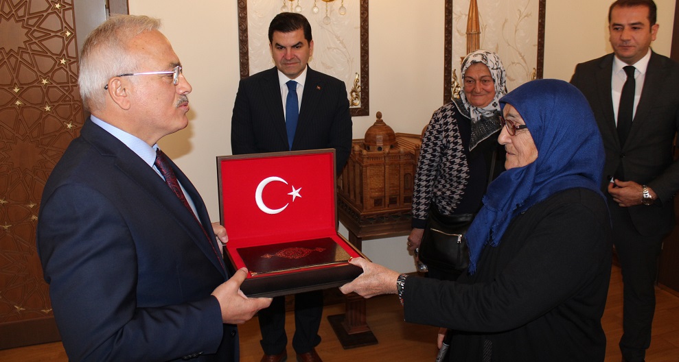 Vali'den Fadimana teyzeye bayrak hediyesi