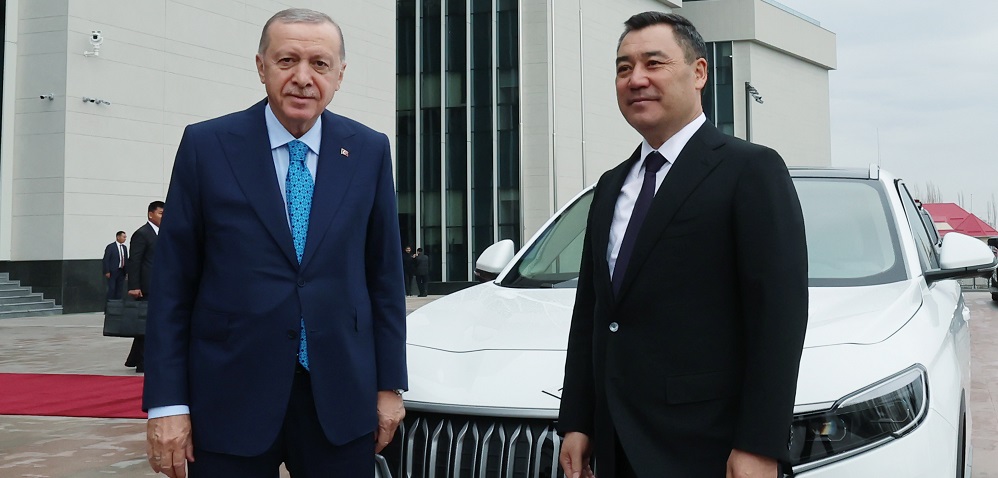 Erdoğan, Caparov'a Togg hediye etti