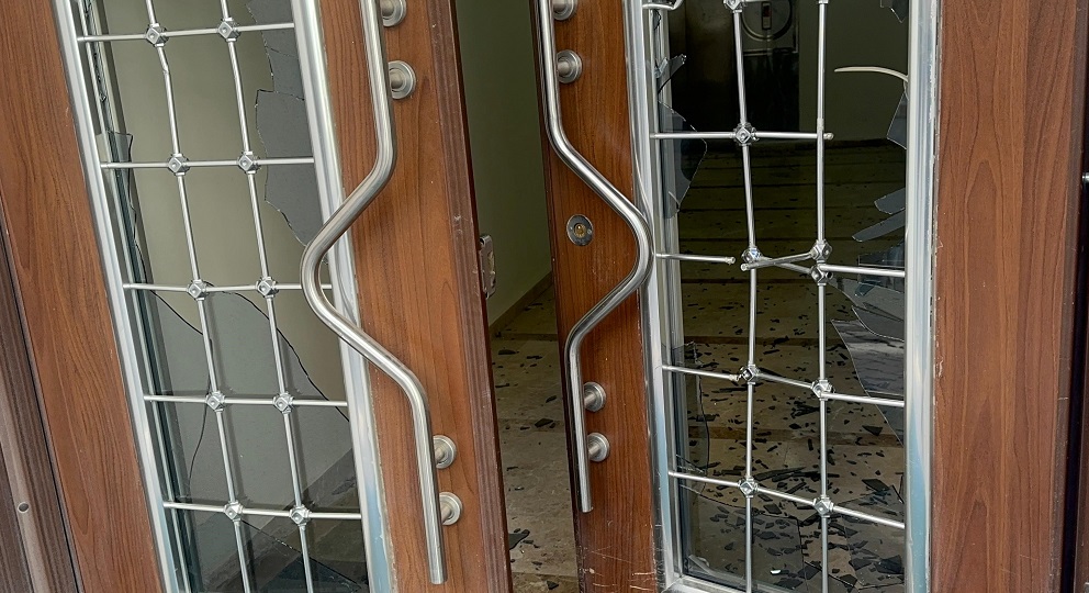 AK Parti il binasına satırlı saldırı