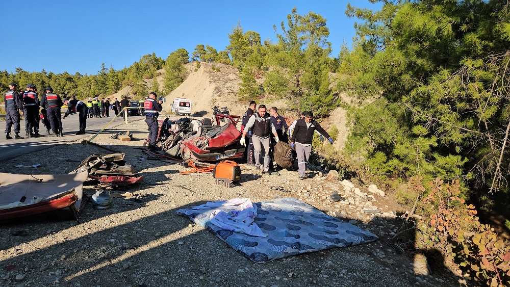 Burdur'da feci kaza: 2 ölü 6 yaralı