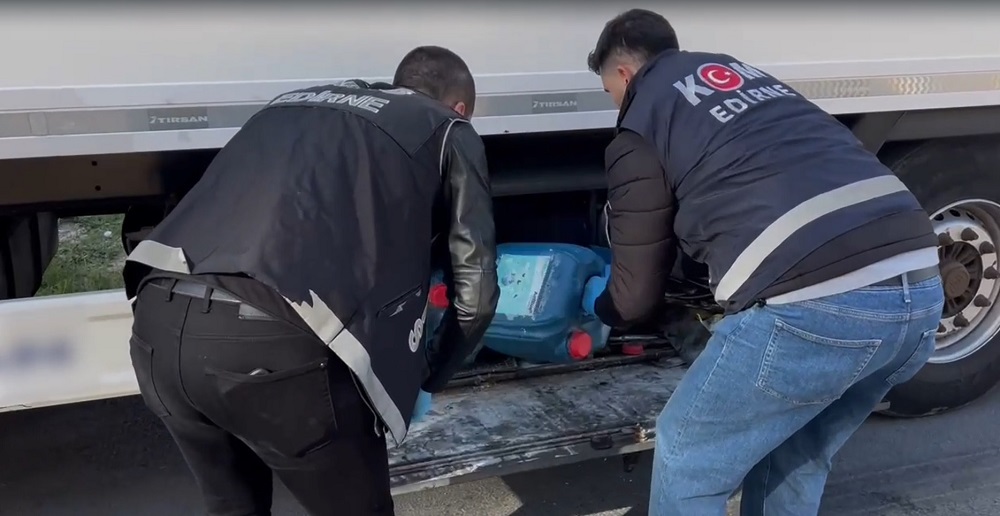 Park halindeki TIR'da 24 kilo kokain ele geçirildi