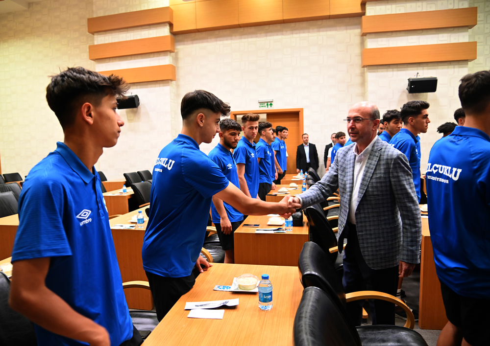 U18 futbol takımından Pekyatırmacı'ya ziyaret