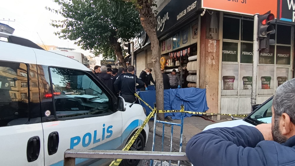 Boşanma aşamasındaki eşini öldürdü