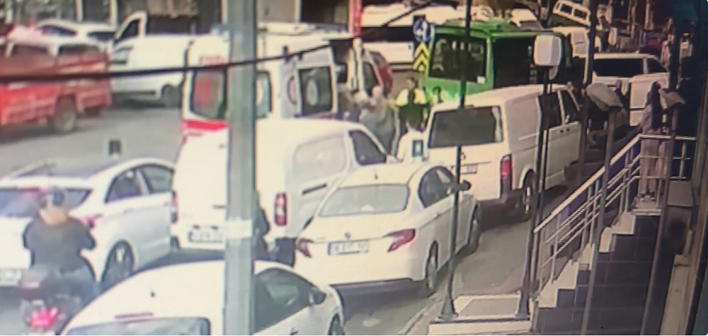 Minibüs park halindeki araca çarptı:6 yaralı