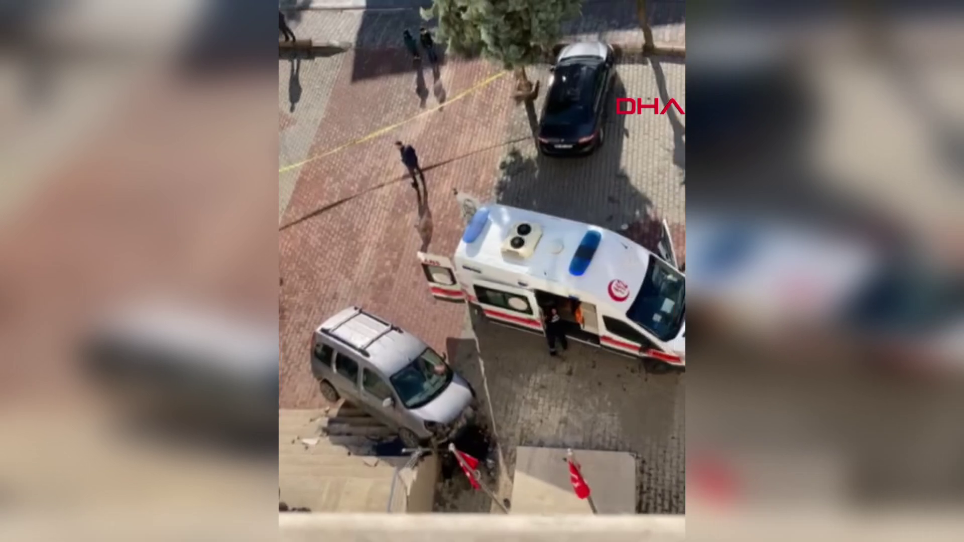 Sürücü bayıldı araç hükümet konağına çarptı
