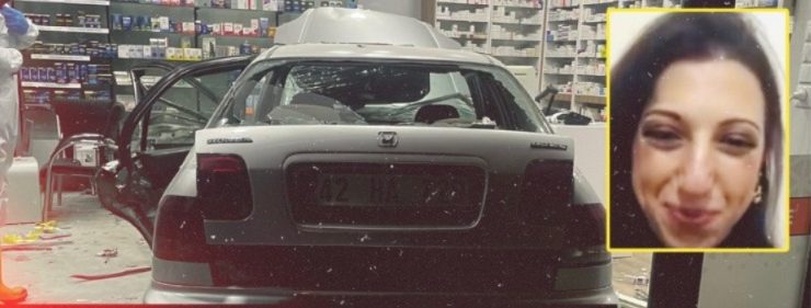 Konya'da feci kaza otomobil eczaneye girdi