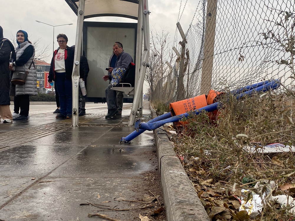 Otomobil otobüs durağına çarptı: 3 yaralı