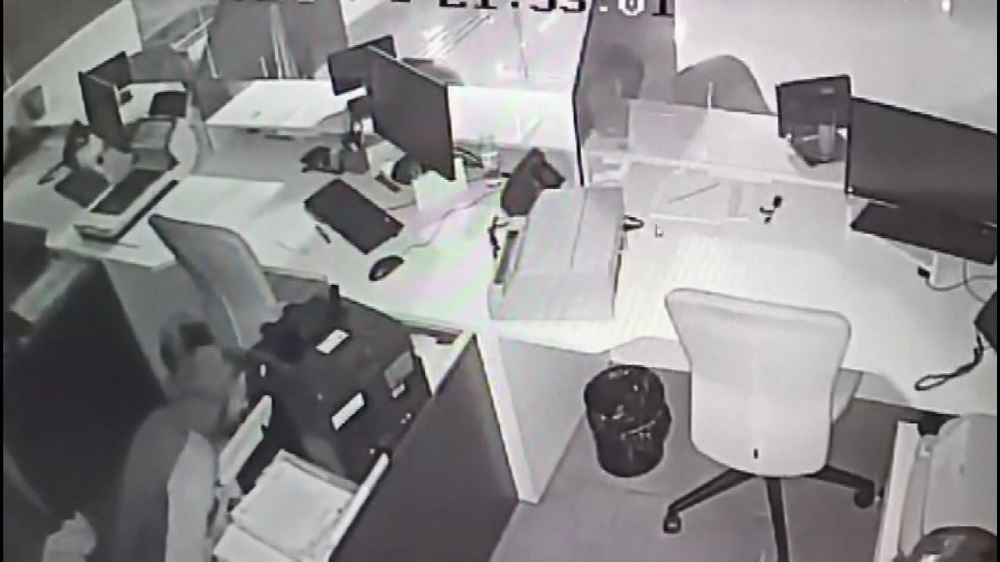 Hırsızlık için girdiği bankada para bulamadı