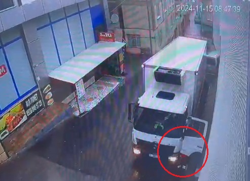 Sürücü kamyonun kapısında asılı kaldı