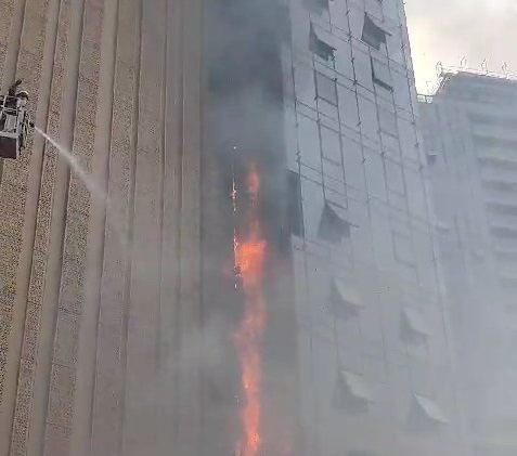 25 katlı otel inşaatındaki yangın söndürüldü