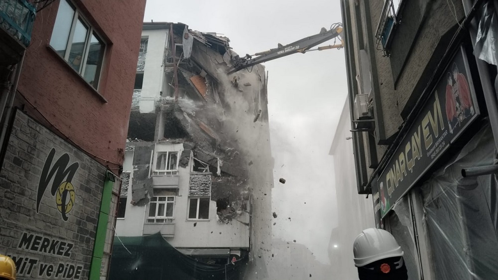 Binanın yıkımına başlandı