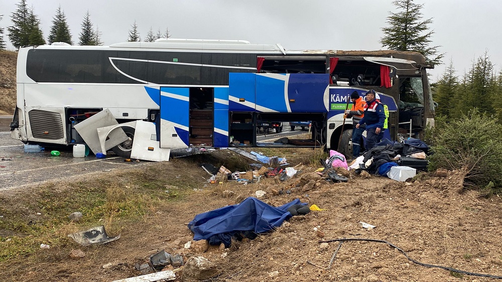 Eskişehir'de yolcu otobüsü takla attı