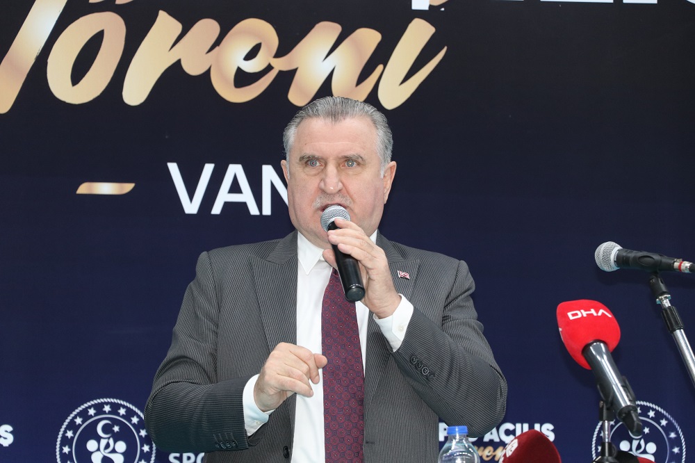 Bakan Bak: "Gençlerimiz spor yapsın"
