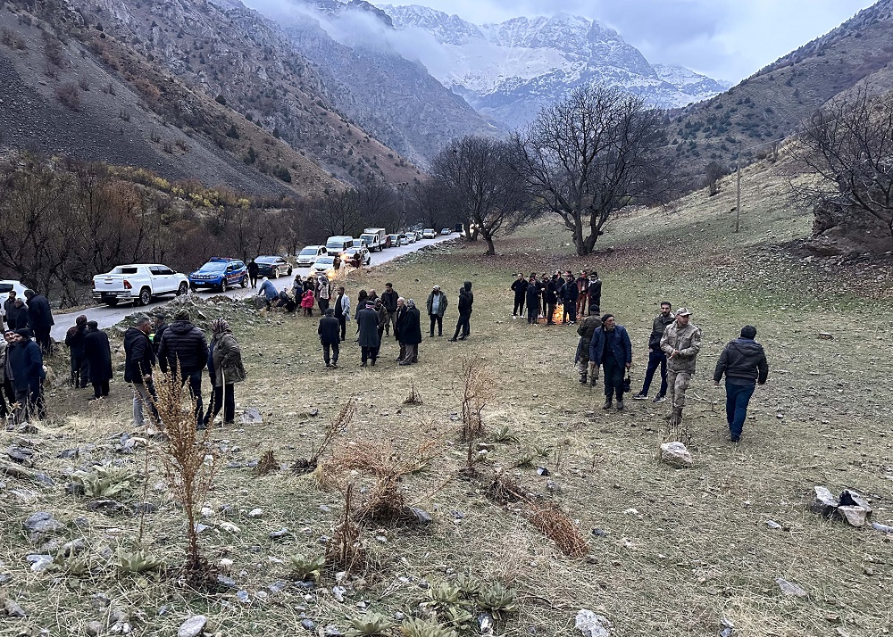 Çobanlık yapan kuzenlerin üzerine kaya düştü