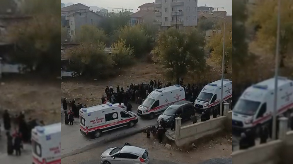 Otomobil, okul çıkışı öğrencilere çarptı