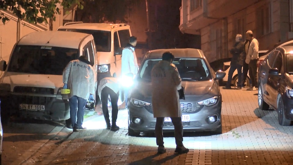 Kardeşini öldürüp kendisini eve kilitledi