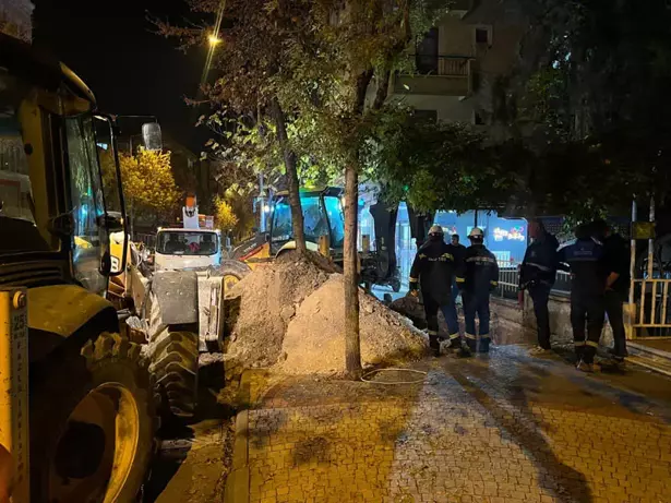 Belediye personeli gibi giyinip define aradılar